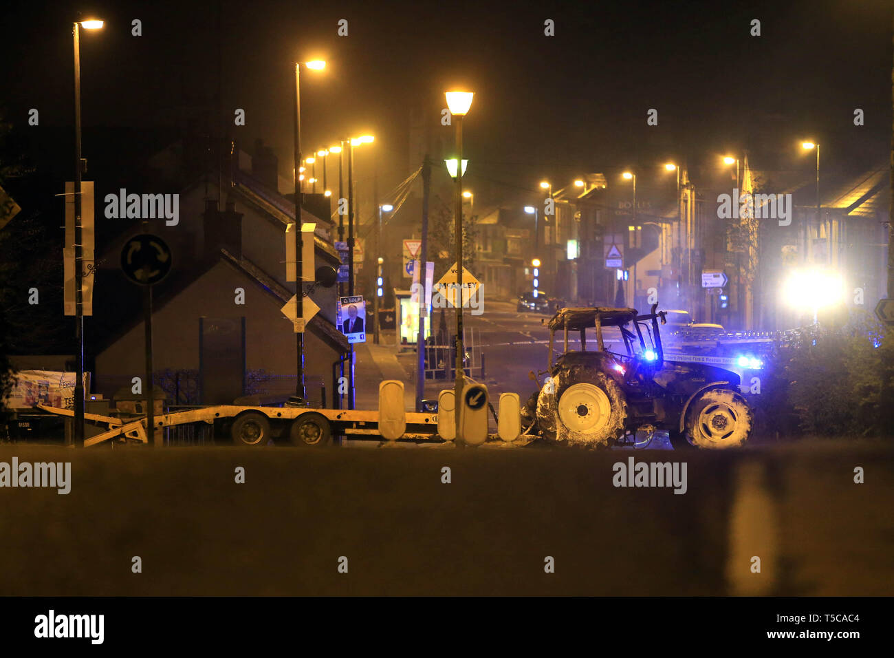 CRUMLIN, County Antrim, Irlanda del Nord ; 19/Aprile/2019 - Le scene di un'ora dopo un'altra doppia ATM è stato rubato dalla locale supermercato Tesco. Un escavatore è stata flagellata da incendi e di una motrice e di un rimorchio è stata anche trovata bruciata nella strada principale di Crumlin village. Area chiusa dalla polizia. Foto/Paolo McErlane Foto Stock