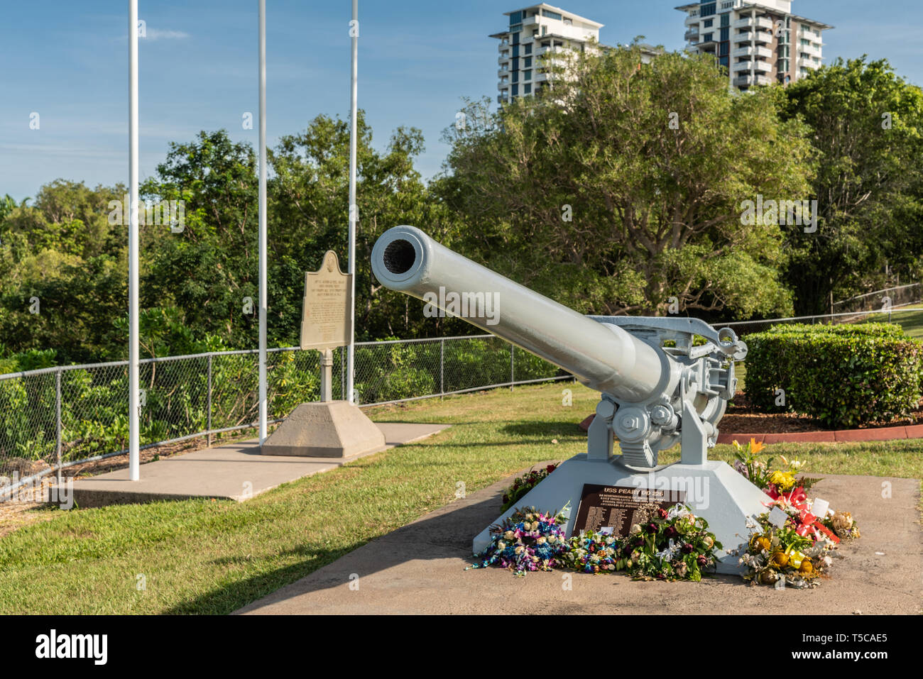 Darwin Australia - Febbraio 22, 2019: USS Peary Memoriale di guerra in Bicentennial Park lungo la sponda del porto di Darwin ha il cannone rivolta verso il luogo dove Foto Stock