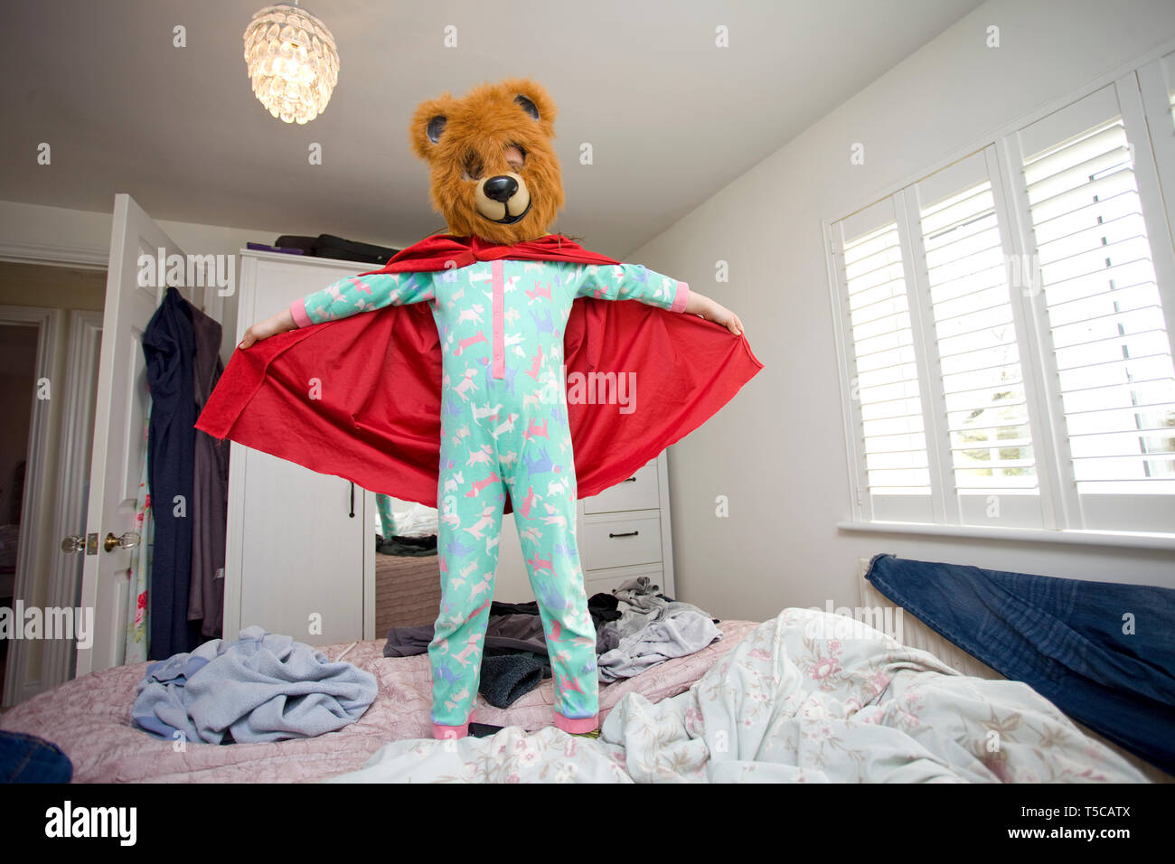 Super Hero orso con red cape sul letto Foto Stock