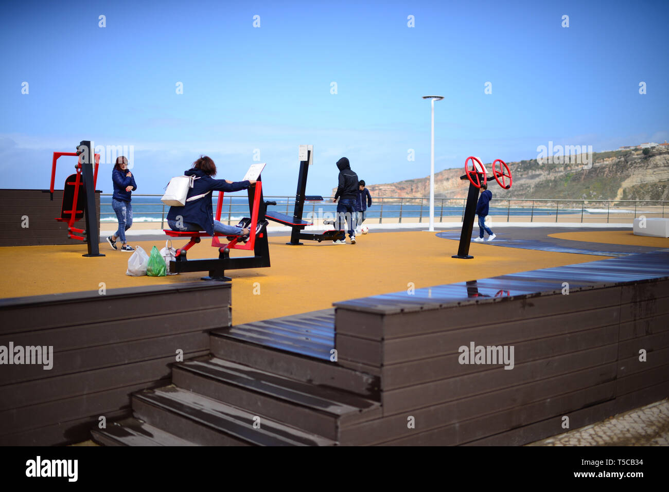 La palestra di strada sulla spiaggia di nazare, Portogallo Foto Stock