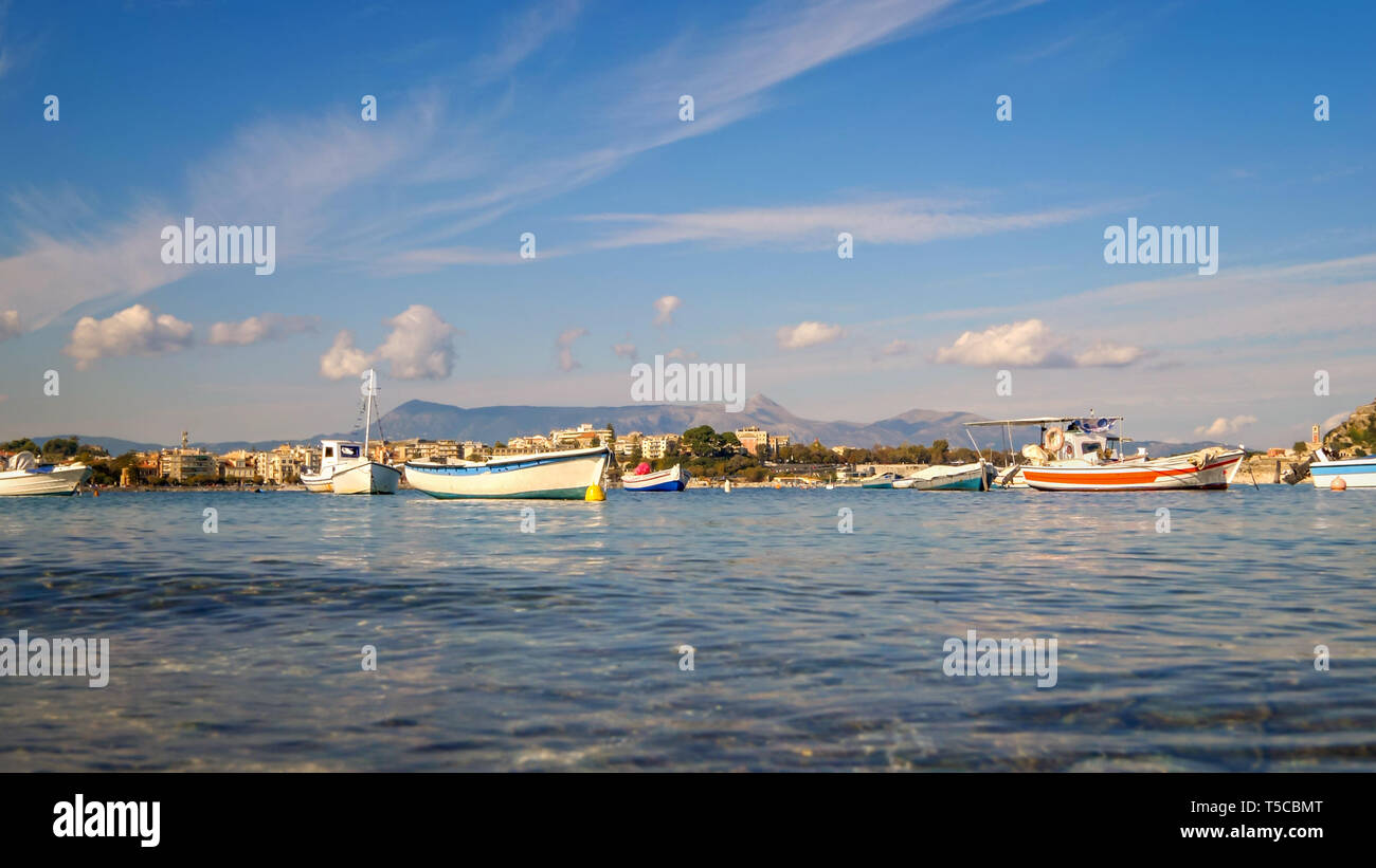 Barche da pesca a isola mediterranea di Corfù, Grecia Foto Stock