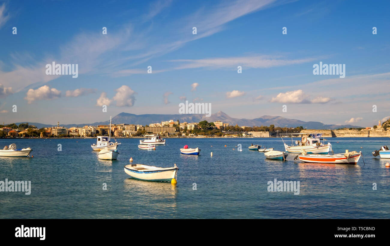 Barche da pesca a isola mediterranea di Corfù, Grecia Foto Stock