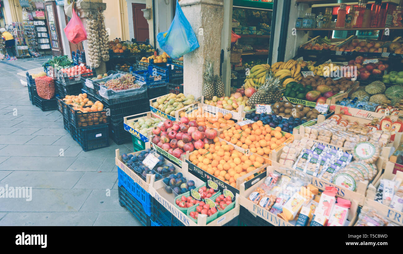 La produzione di mercato nella città vecchia di Corfù, Grecia Foto Stock