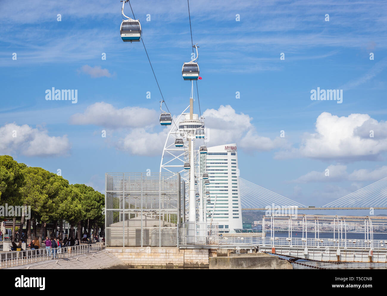 Torre Vasco da Gama e telecabine Lisbona cavo antenna auto nel Parco delle Nazioni nella città di Lisbona, Portogallo Foto Stock