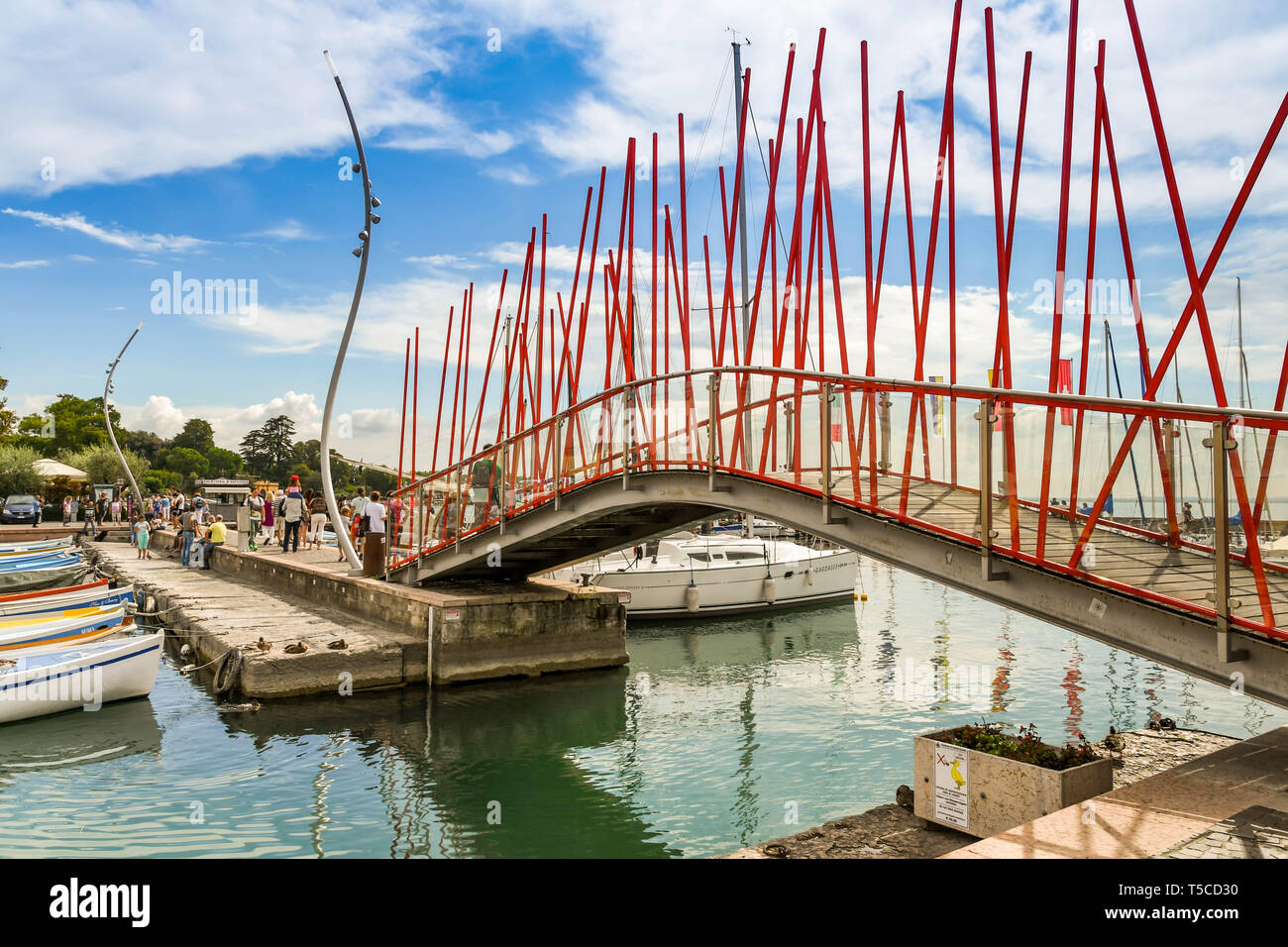 BARDOLINO, LAGO DI GARDA, Italia - Settembre 2018: design insolito di un cavalcavia sopra l'ingresso del piccolo porto di Bardolino sul Lago di Garda. Foto Stock