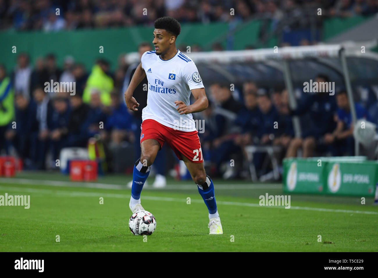 Amburgo, Germania - 23 aprile: Josha Vagnoman di Amburgo si corre con la palla durante la DFB Pokal semi final match tra Hamburger Sport Verein e Ras Foto Stock
