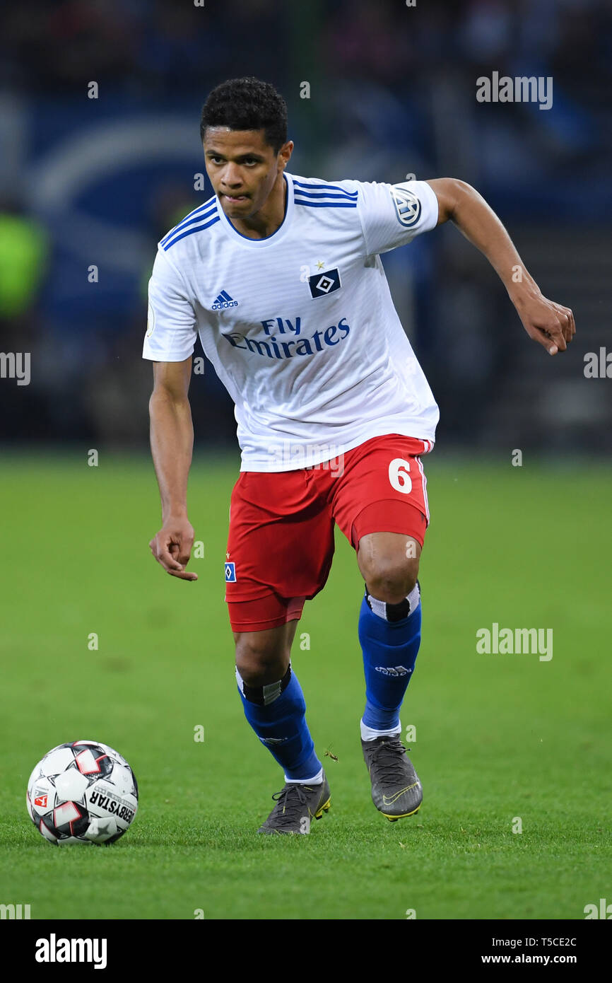 Amburgo, Germania - 23 aprile: Douglas Santos di Amburgo si corre con la palla durante la DFB Pokal semi final match tra Hamburger Sport Verein e Ras Foto Stock