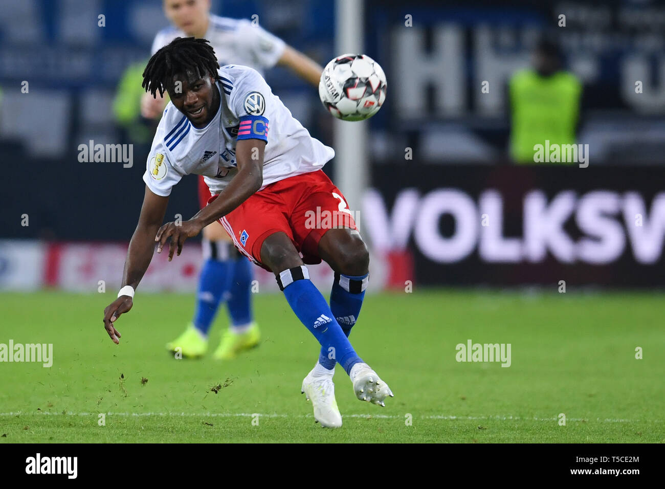 Amburgo, Germania - 23 aprile: Gedeone Jung di Amburgo si corre con la palla durante la DFB Pokal semi final match tra Hamburger Sport Verein e Rasun Foto Stock
