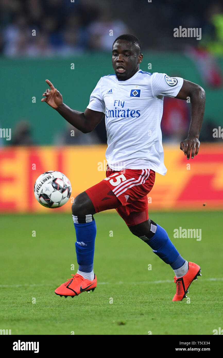 Amburgo, Germania - 23 aprile: Orel Mangala di Amburgo si corre con la palla durante la DFB Pokal semi final match tra Hamburger Sport Verein e Rasun Foto Stock