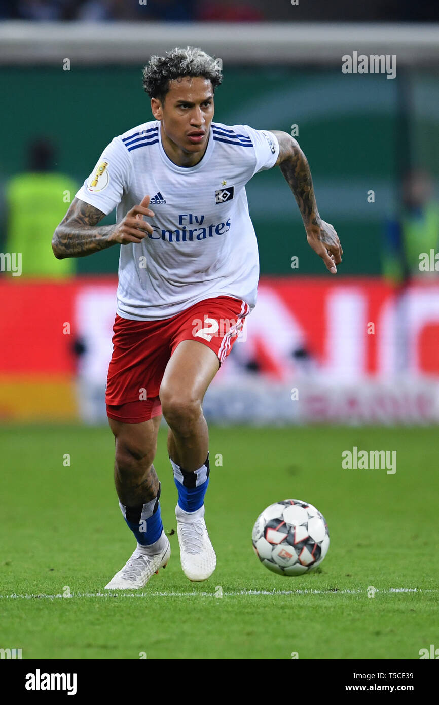 Amburgo, Germania - 23 aprile: Leo Lacroix di Amburgo si corre con la palla durante la DFB Pokal semi final match tra Hamburger Sport Verein e Rasun Foto Stock
