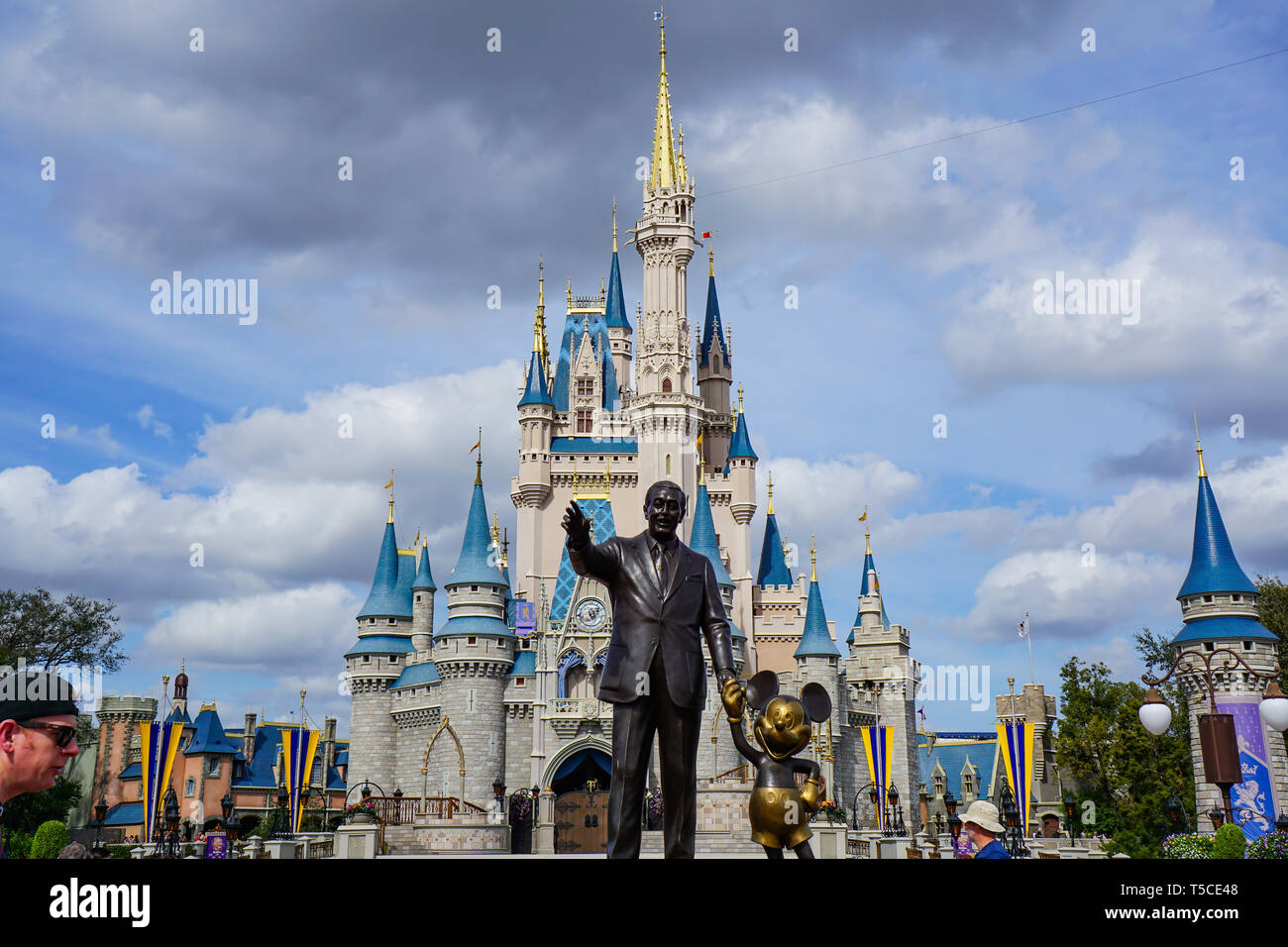 Orlando, FL/USA - 02/07/18: Walt Disney e Mickey Mouse Partner statua che si trova nella parte anteriore del castello Cinderellas a Disney World Magic Kingdom. Foto Stock