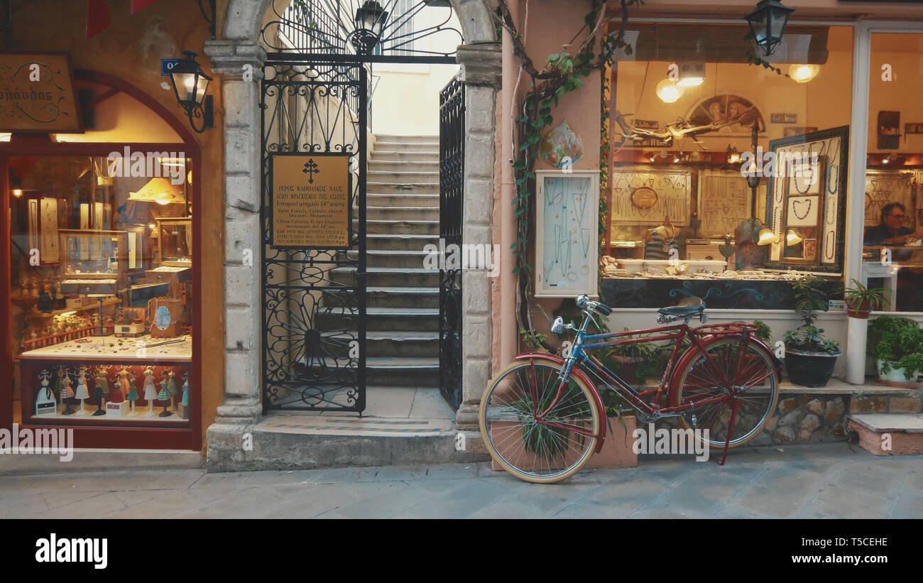 I turisti a piedi su strada stretta nella città vecchia di Corfù, Grecia Foto Stock