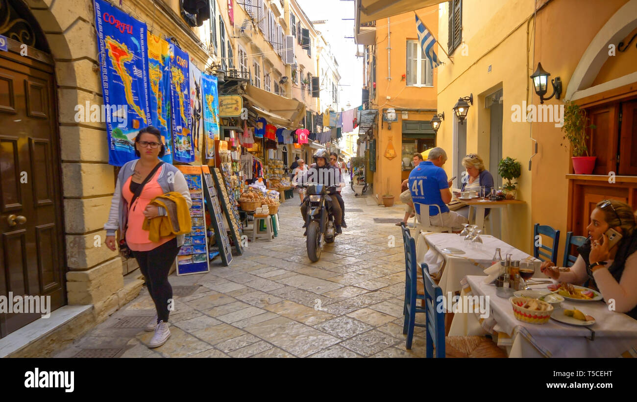 Stretta strada dello shopping nella città vecchia di Corfù, Grecia Foto Stock
