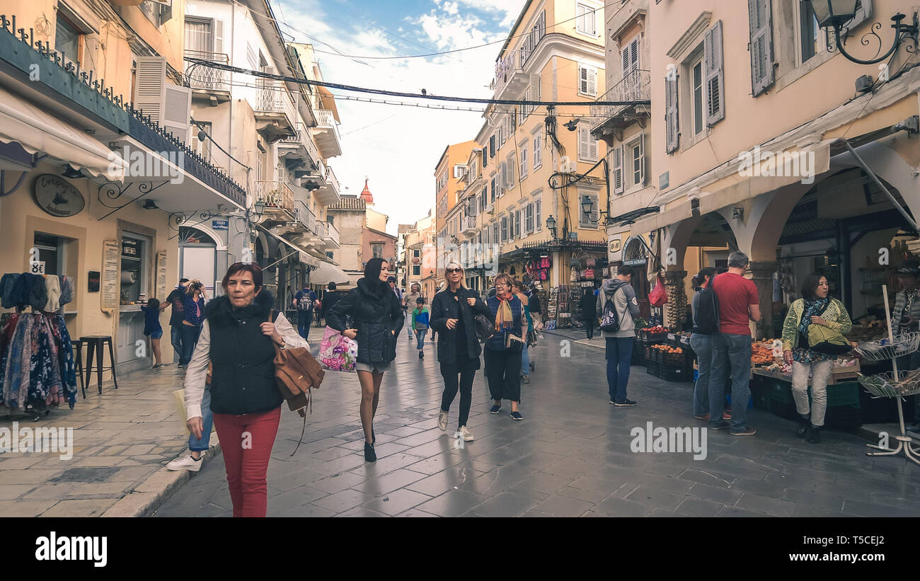 I turisti a camminare sulla strada dello shopping nella città vecchia di Corfù, Grecia Foto Stock