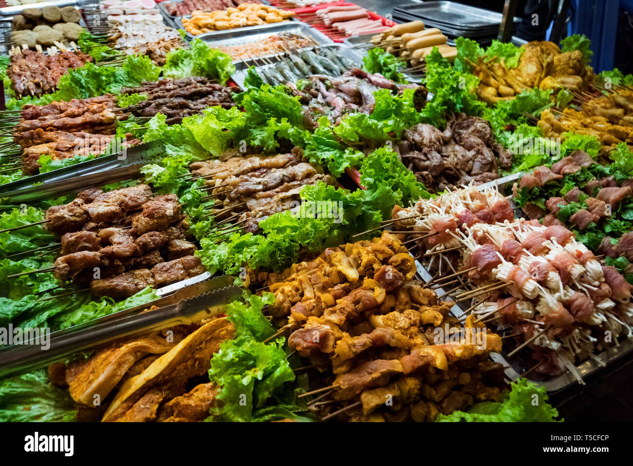 SAPA, Vietnam: carne alla brace - il più carne animale ingrediente del famoso cibo vietnamita il ristorante barbecue nel distretto di Sapa Vietnam Foto Stock