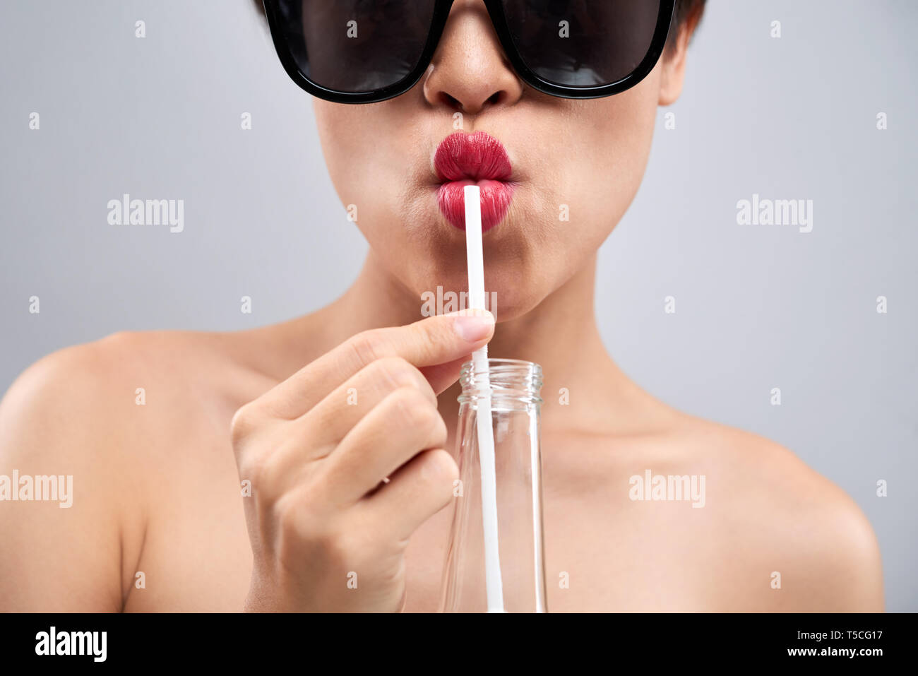 Pretty Woman sorseggiando drink Foto Stock