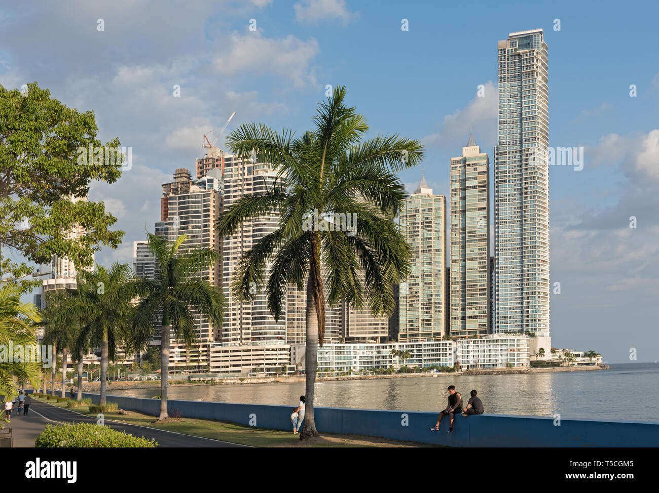 Lungomare di fronte allo skyline della città di Panama Foto Stock