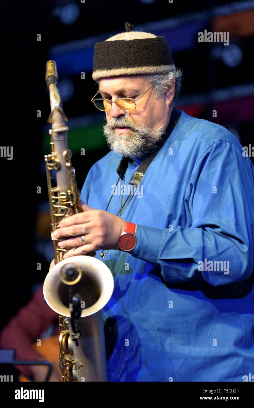Il sassofonista Joe Lovano effettuando al Cheltenham Jazz Festival, Regno Unito, 2 maggio 2015. Foto Stock