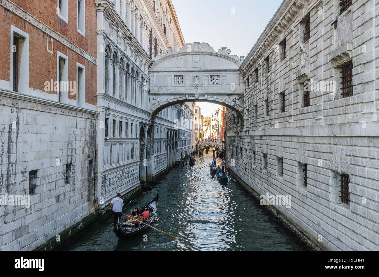 Rialtobrücke in Venedig Foto Stock