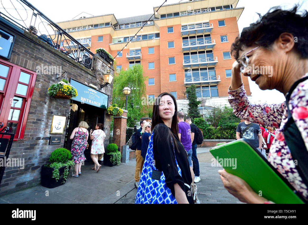 Londra, Inghilterra, Regno Unito. Le donne giapponesi sulla South Bank, Southwark Foto Stock Londra, Inghilterra, Regno Unito. Le donne giapponesi sulla South Bank, Southwark Foto Stock