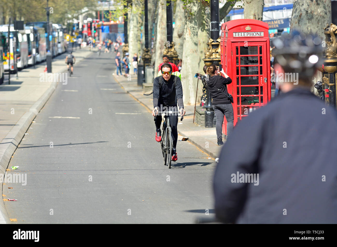 Londra, Inghilterra, Regno Unito. I ciclisti a cavallo su pista ciclabile lungo il Victoria Embankment. Foto Stock