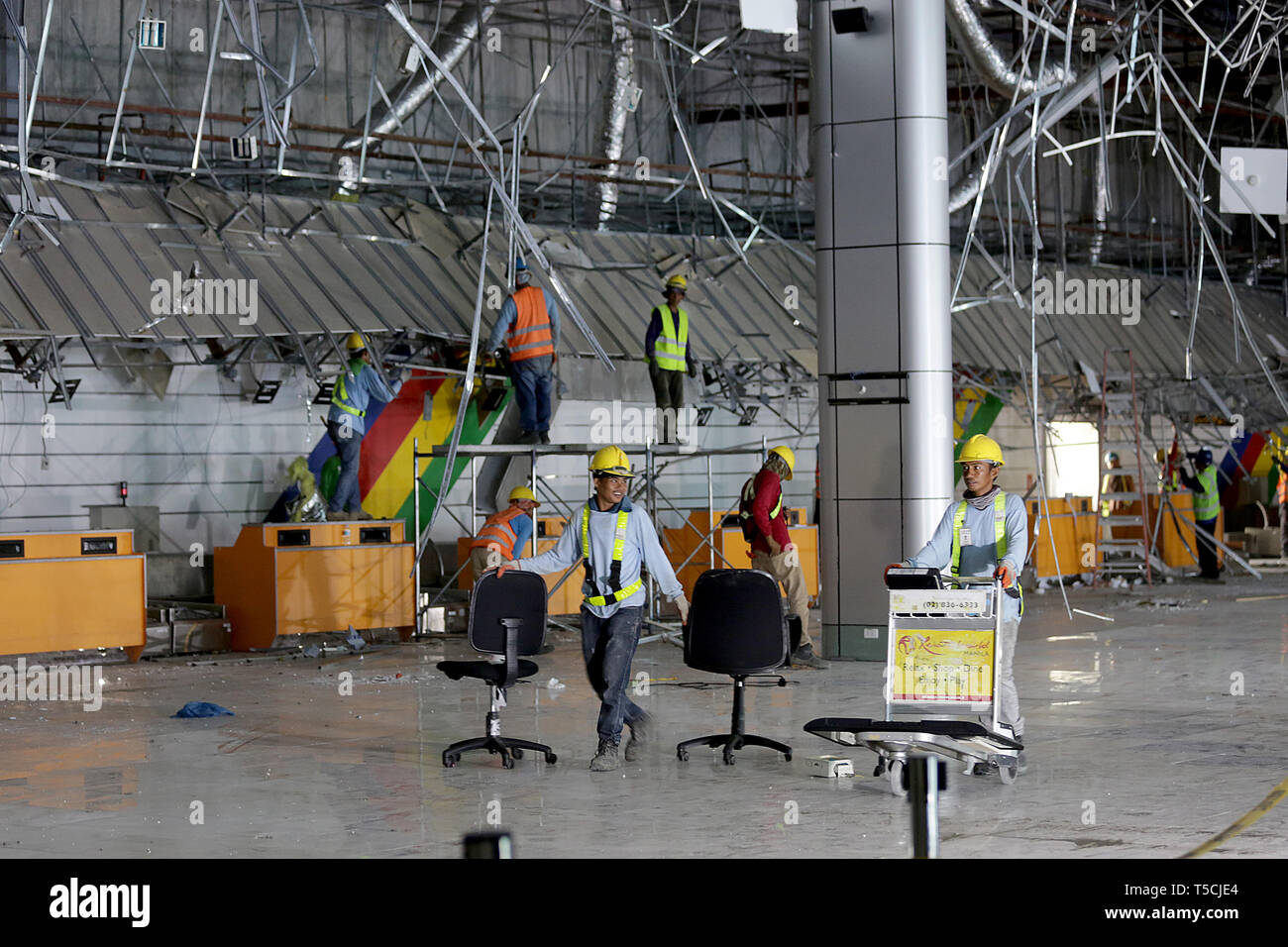 Pampanga, Filippine. 23 apr, 2019. Lavoratori chiaro il soffitto crollato del Clark International Airport dopo un terremoto nella provincia di Pampanga, Filippine, 23 aprile 2019. Il tributo di morte pagato lunedì l'6,1-grandezza scossa di terremoto che ha colpito le Filippine Nord è salito a 16, la Philippine National la riduzione del rischio di calamità e il Consiglio di Gestione ha detto martedì. Credito: ROUELLE UMALI/Xinhua/Alamy Live News Foto Stock