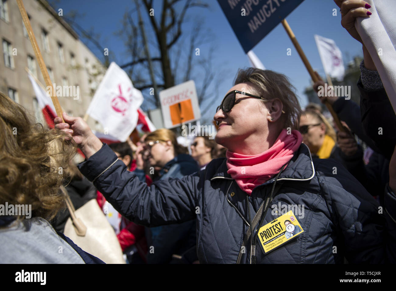 Varsavia, Mazowieckie, Polonia. 23 apr, 2019. Un manifestante visto tenendo un cartello durante la dimostrazione.il sedicesimo giorno di sciopero dei docenti migliaia di insegnanti si sono riuniti di fronte alla sede centrale del ministero della Pubblica Istruzione per continuare con il loro sciopero in Polonia. A martedì la protesta, la testa del polacco Teachers' Unione, Slawomir Broniarz, votati alla lotta su ''per insegnanti' dignità. Credito: Attila Husejnow SOPA/images/ZUMA filo/Alamy Live News Foto Stock