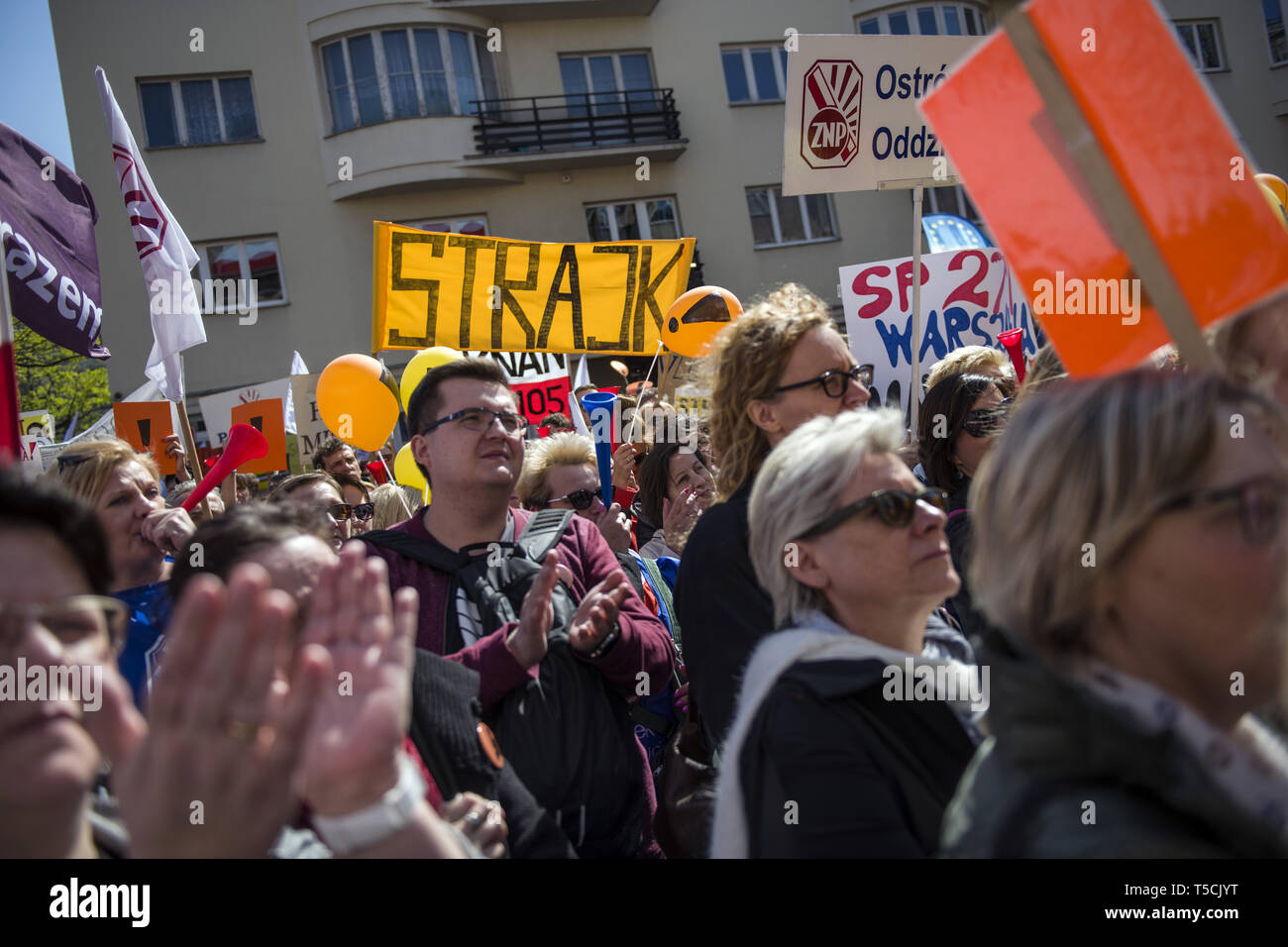 Varsavia, Mazowieckie, Polonia. 23 apr, 2019. Gli insegnanti si vede holding cartelloni, le bandiere e gli striscioni durante la protesta.il sedicesimo giorno di sciopero dei docenti migliaia di insegnanti si sono riuniti di fronte alla sede centrale del ministero della Pubblica Istruzione per continuare con il loro sciopero in Polonia. A martedì la protesta, la testa del polacco Teachers' Unione, Slawomir Broniarz, votati alla lotta su ''per insegnanti' dignità. Credito: Attila Husejnow SOPA/images/ZUMA filo/Alamy Live News Foto Stock
