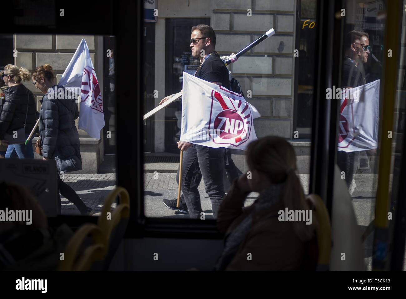 Varsavia, Mazowieckie, Polonia. 23 apr, 2019. Un manifestante visto tenendo un flag durante la dimostrazione.il sedicesimo giorno di sciopero dei docenti migliaia di insegnanti si sono riuniti di fronte alla sede centrale del ministero della Pubblica Istruzione per continuare con il loro sciopero in Polonia. A martedì la protesta, la testa del polacco Teachers' Unione, Slawomir Broniarz, votati alla lotta su ''per insegnanti' dignità. Credito: Attila Husejnow SOPA/images/ZUMA filo/Alamy Live News Foto Stock