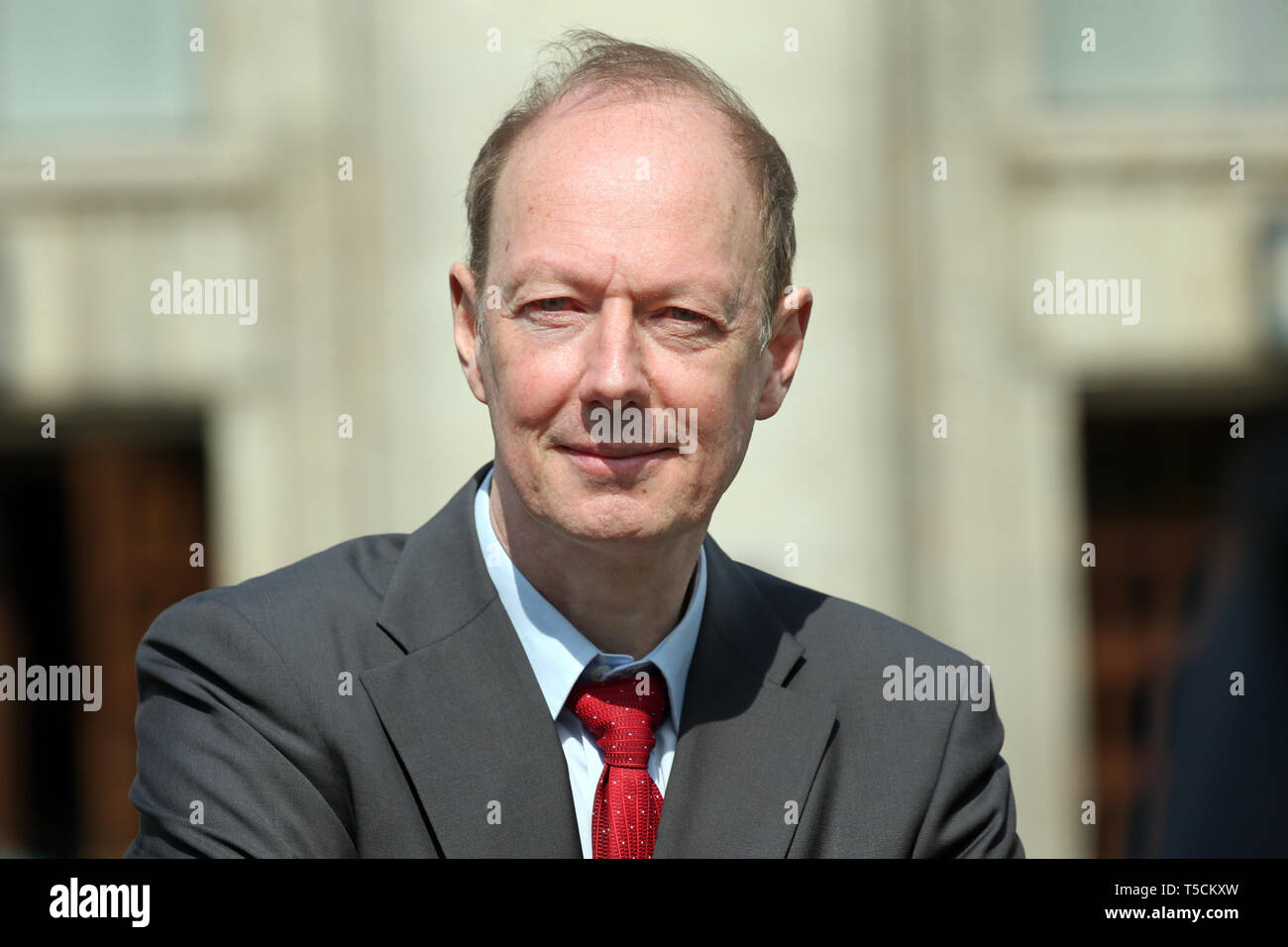 Berlino, Germania. 23 apr, 2019. Martin Sonneborn (Die partei), Presidente, inizia l'UE campagna elettorale con una conferenza stampa e foto sessione di fronte alla Volksbühne nel quartiere Mitte. Egli è il primo candidato nel suo partito. Credito: Wolfgang Kumm/dpa/Alamy Live News Foto Stock