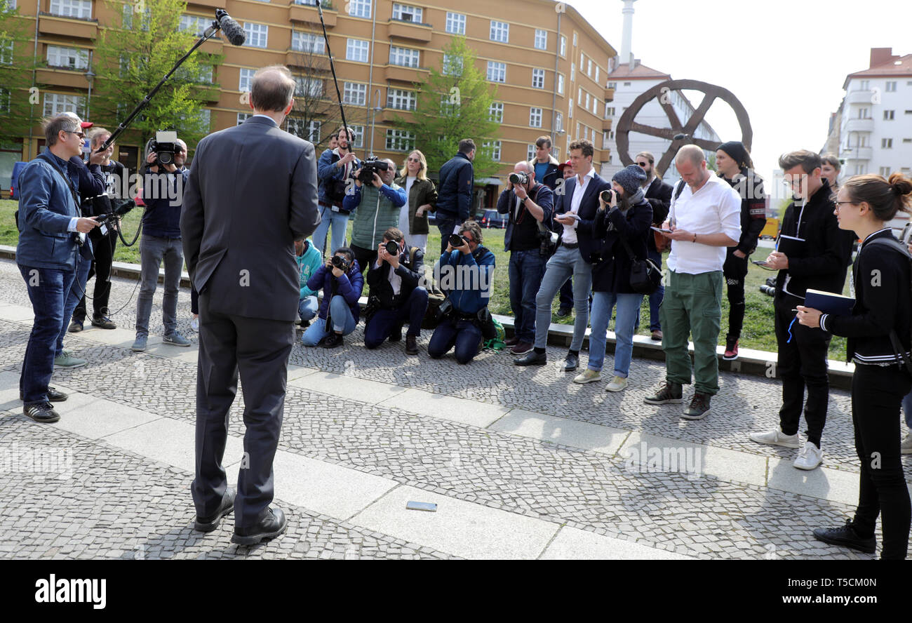 Berlino, Germania. 23 apr, 2019. Martin Sonneborn (Die partei), Presidente, inizia l'UE campagna elettorale con una conferenza stampa e foto sessione di fronte alla Volksbühne nel quartiere Mitte. Egli è il primo candidato nel suo partito. Credito: Wolfgang Kumm/dpa/Alamy Live News Foto Stock