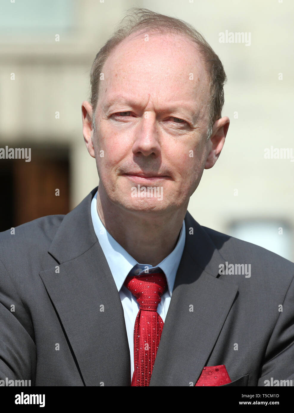 Berlino, Germania. 23 apr, 2019. Martin Sonneborn (Die partei), Presidente, inizia l'UE campagna elettorale con una conferenza stampa e foto sessione di fronte alla Volksbühne nel quartiere Mitte. Egli è il primo candidato nel suo partito. Credito: Wolfgang Kumm/dpa/Alamy Live News Foto Stock