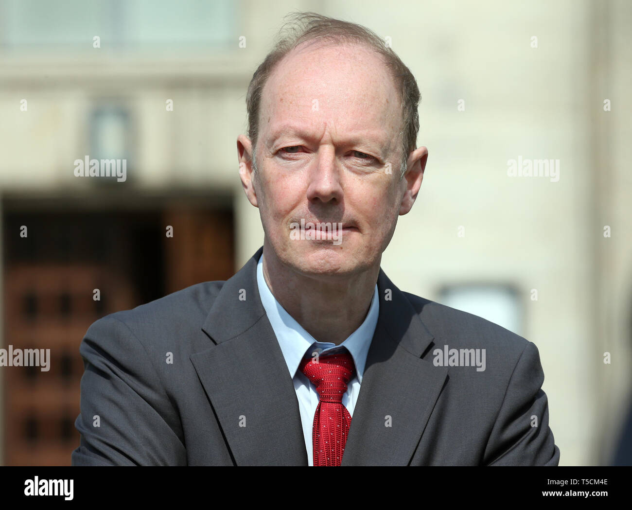 Berlino, Germania. 23 apr, 2019. Martin Sonneborn (Die partei), Presidente, inizia l'UE campagna elettorale con una conferenza stampa e foto sessione di fronte alla Volksbühne nel quartiere Mitte. Egli è il primo candidato nel suo partito. Credito: Wolfgang Kumm/dpa/Alamy Live News Foto Stock