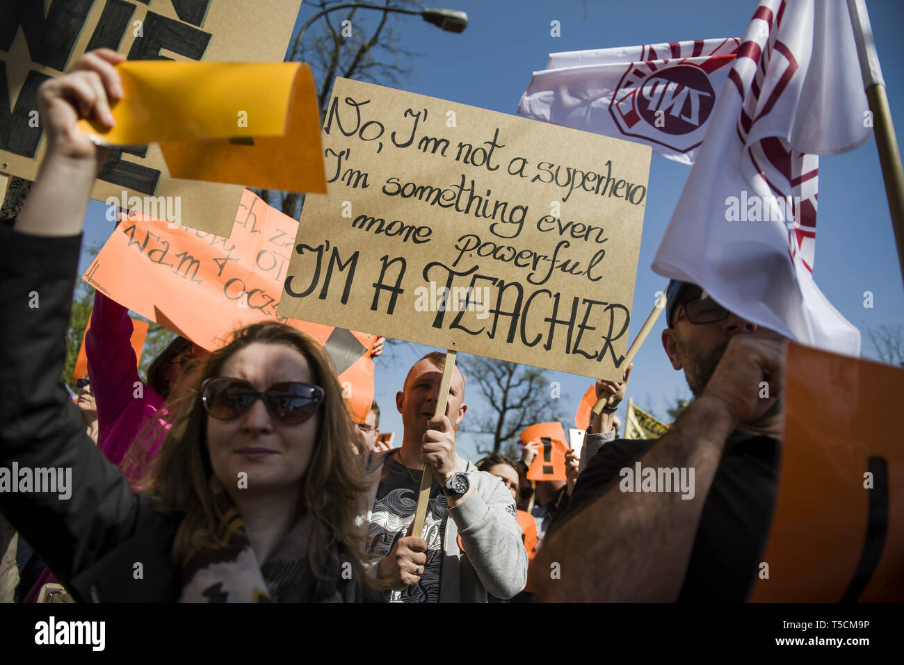 Aprile 23, 2019 - Varsavia, Mazowieckie, Polonia - Insegnanti tenendo striscioni, bandiere e cartelli con un punto esclamativo durante la protesta. Il sedicesimo giorno di sciopero dei docenti migliaia di insegnanti si sono riuniti di fronte alla sede centrale del ministero della Pubblica Istruzione per continuare con il loro sciopero in Polonia. A martedì la protesta, la testa del polacco Teachers' Unione, Slawomir Broniarz, giurò di battersi per gli insegnanti di dignità". (Credito Immagine: © Attila Husejnow/SOPA immagini via ZUMA filo) Foto Stock