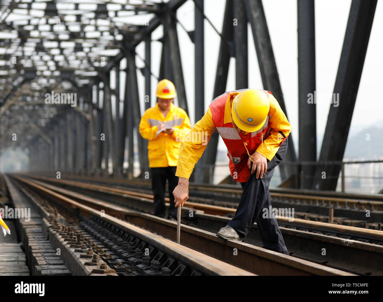 (190423) -- CHONGQING, Aprile 23, 2019 (Xinhua) -- lavoratori controllare il precedente Baishatuo Fiume Yangtze ponte ferroviario in Jiangjin del sud-ovest della Cina della Municipalità di Chongqing, 23 aprile 2019. Il precedente Baishatuo Fiume Yangtze ponte ferroviario, completata nel 1959, si arresta il servizio dopo aprile 24. Tutti i treni saranno eseguiti sul nuovo double decker di travatura reticolare in acciaio soggiorno cavo ponte ferroviario dopo quel giorno. Il nuovo ponte ha 4 vie sul ponte superiore per i treni passeggeri con una velocità di 200 chilometri orari e 2 vie sul ponte inferiore per i treni merci con il progettato velocità di 120 chilometri Foto Stock