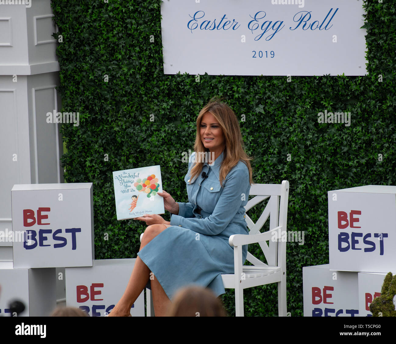 La first lady Melania Trump si legge "Le cose meravigliose che ti verrà" da Emily Winfield Martin come lei e il Presidente degli Stati Uniti, Trump partecipare al White House Easter Egg Roll sul prato Sud della Casa Bianca di Washington il 22 aprile 2019. Il White House Easter Egg Roll è una tradizione che risale al 1878 e la presidenza del Presidente degli Stati Uniti Rutherford B. Hayes. Credito: Ron Sachs / CNP (restrizione: NO New York o New Jersey o giornali quotidiani nel raggio di 75 miglia da New York City) | utilizzo in tutto il mondo Foto Stock