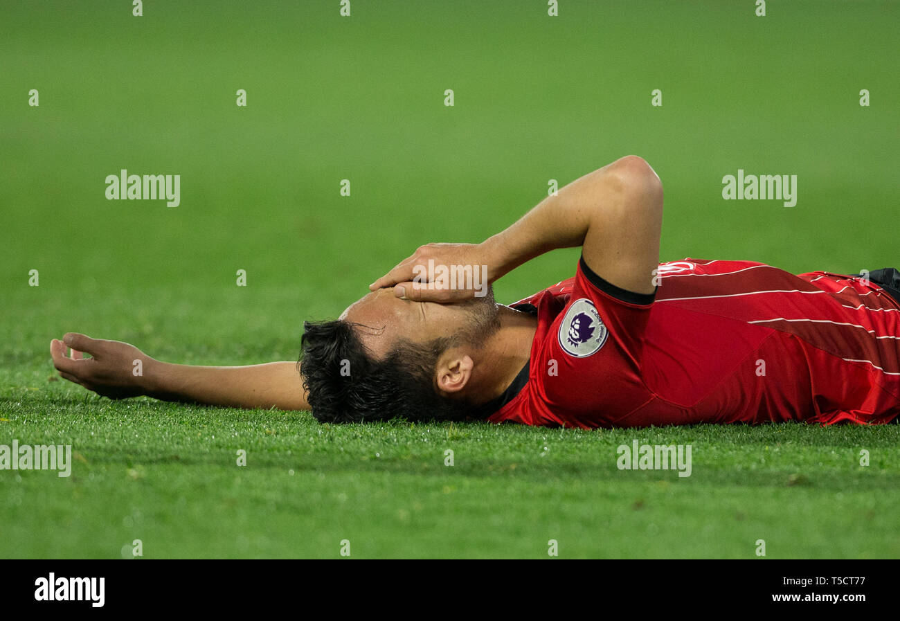 Watford, Regno Unito. 23 apr, 2019. Maya Yoshida di Southampton durante il match di Premier League tra Watford e Southampton a Vicarage Road, Watford, in Inghilterra il 23 aprile 2019. Foto di Andy Rowland. Solo uso editoriale, è richiesta una licenza per uso commerciale. Nessun uso in scommesse, giochi o un singolo giocatore/club/league pubblicazioni.Õ Credit: prime immagini multimediali/Alamy Live News Foto Stock