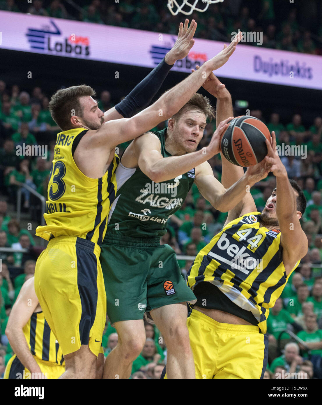 Kaunas, Lituania. 23 apr, 2019. Nate Wolters (C) di Zalgiris Kaunas compete durante il terzo dei playoff di Eurolega tra la Lituania Zalgiris Kaunas e Turchia del Fenerbahce Beko Istanbul a Kaunas, Lituania, 23 aprile 2019. Credito: Alfredas Pliadis/Xinhua/Alamy Live News Foto Stock