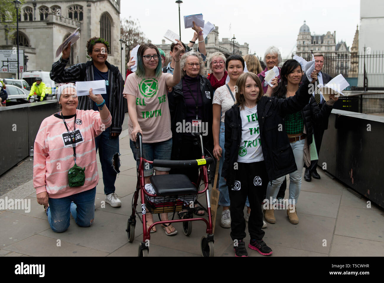 La baronessa Jenny Jones (centro) per raggiungere a piedi il Parlamento con dieci estinzione della ribellione protester selezionate per erogare le lettere per il MPS. Estinzione della ribellione manifestanti marzo da Marble Arch a Piazza del Parlamento, tentativo di recapitare lettere ai loro parlamentari. Estinzione della ribellione attivisti sono stati autorizzati ad essere in piazza del Parlamento ma non per entrare in Parlamento. Dopo diversi tentativi di consegnare le lettere, gli attivisti hanno raggiunto un accordo con MPs attraverso la polizia. Dieci attivisti sono stati autorizzati a consegnare le lettere in compagnia della baronessa Jenny Jones (verdi). Filosofo e campaig verde Foto Stock