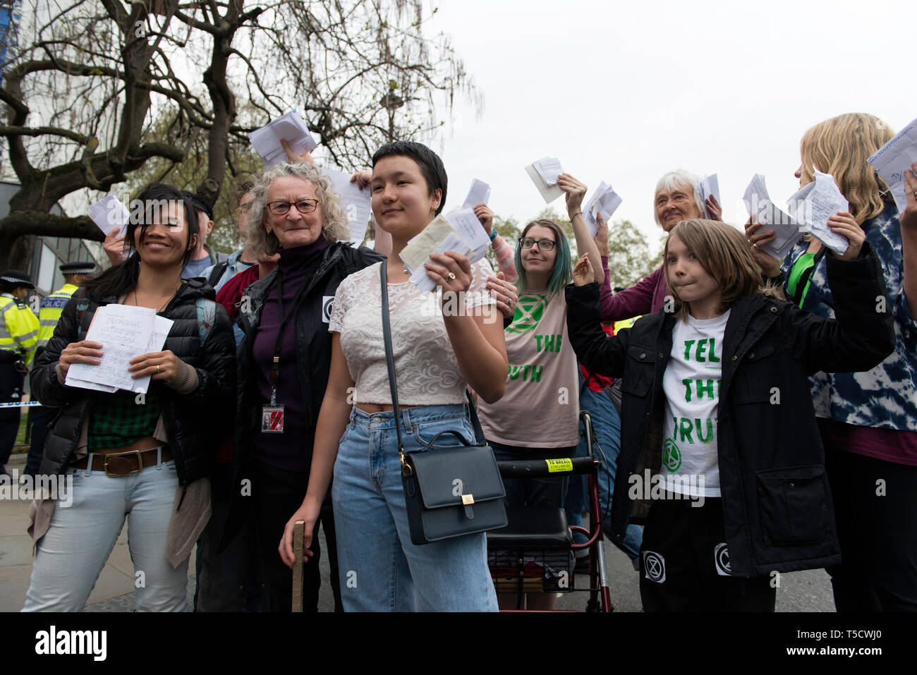 La baronessa Jenny Jones (secondo da sinistra) passeggiate al parlamento con dieci estinzione della ribellione manifestanti hanno scelto di consegnare le lettere per il MPs estinzione della ribellione manifestanti marzo da Marble Arch a Piazza del Parlamento, tentativo di recapitare lettere ai loro parlamentari. Estinzione della ribellione attivisti sono stati autorizzati ad essere in piazza del Parlamento ma non per entrare in Parlamento. Dopo diversi tentativi di consegnare le lettere, gli attivisti hanno raggiunto un accordo con MPs attraverso la polizia. Dieci attivisti sono stati autorizzati a consegnare le lettere in compagnia della baronessa Jenny Jones (verdi). Filosofo e verde Foto Stock