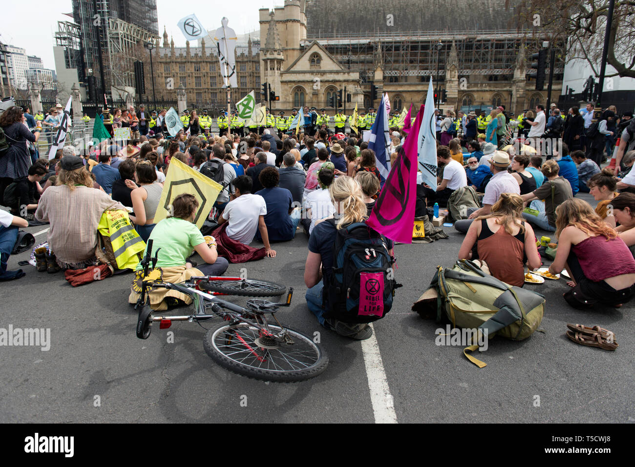 Estinzione attivista ribellione sedersi in strada in piazza del Parlamento durante la ribellione di estinzione marzo a Londra. Estinzione della ribellione manifestanti marzo da Marble Arch a Piazza del Parlamento, tentativo di recapitare lettere ai loro parlamentari. Estinzione della ribellione attivisti sono stati autorizzati ad essere in piazza del Parlamento ma non per entrare in Parlamento. Dopo diversi tentativi di consegnare le lettere, gli attivisti hanno raggiunto un accordo con MPs attraverso la polizia. Dieci attivisti sono stati autorizzati a consegnare le lettere in compagnia della baronessa Jenny Jones (verdi). Filosofo e attivista verde Rupert Reed, Foto Stock