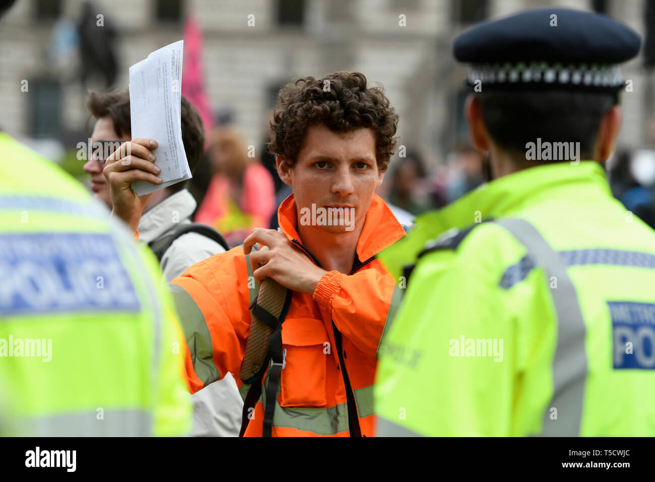 Estinzione attivisti di ribellione è visto in possesso di una lettera per la sua MP durante la ribellione di estinzione marzo a Londra. Estinzione della ribellione manifestanti marzo da Marble Arch a Piazza del Parlamento, tentativo di recapitare lettere ai loro parlamentari. Estinzione della ribellione attivisti sono stati autorizzati ad essere in piazza del Parlamento ma non per entrare in Parlamento. Dopo diversi tentativi di consegnare le lettere, gli attivisti hanno raggiunto un accordo con MPs attraverso la polizia. Dieci attivisti sono stati autorizzati a consegnare le lettere in compagnia della baronessa Jenny Jones (verdi). Filosofo e attivista verde Rupert Reed, Foto Stock