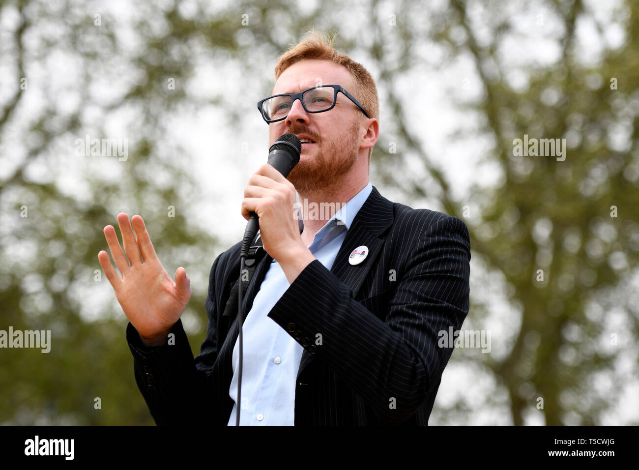 Il lavoro di Brighton MP Lloyd Russell-Moyle parlando all'estinzione della ribellione marzo a Londra la ribellione di estinzione manifestanti marzo da Marble Arch a Piazza del Parlamento, tentativo di recapitare lettere ai loro parlamentari. Estinzione della ribellione attivisti sono stati autorizzati ad essere in piazza del Parlamento ma non per entrare in Parlamento. Dopo diversi tentativi di consegnare le lettere, gli attivisti hanno raggiunto un accordo con MPs attraverso la polizia. Dieci attivisti sono stati autorizzati a consegnare le lettere in compagnia della baronessa Jenny Jones (verdi). Filosofo e attivista verde Rupert Reed, lavoro ministro ombra Foto Stock