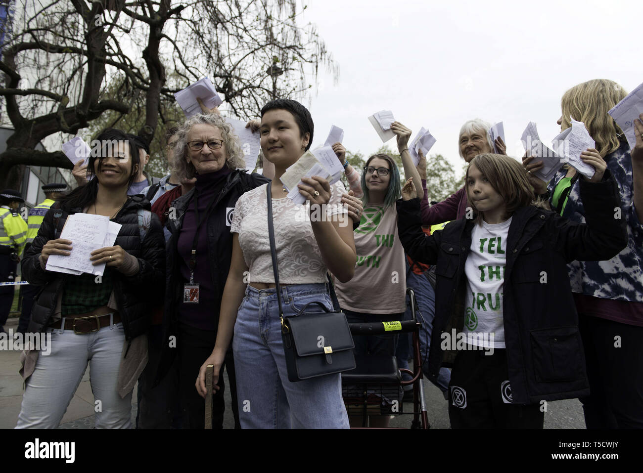 London, Greater London, Regno Unito. 23 apr, 2019. La baronessa Jenny Jones (secondo da sinistra) passeggiate al parlamento con dieci estinzione della ribellione manifestanti hanno scelto di consegnare le lettere per il MPs .estinzione della ribellione manifestanti marzo da Marble Arch a Piazza del Parlamento, tentativo di recapitare lettere ai loro parlamentari. Estinzione della ribellione attivisti sono stati autorizzati ad essere in piazza del Parlamento ma non per entrare in Parlamento. Dopo diversi tentativi di consegnare le lettere, gli attivisti hanno raggiunto un accordo con MPs attraverso la polizia. Dieci attivisti sono stati autorizzati a consegnare le lettere in compagnia di Foto Stock