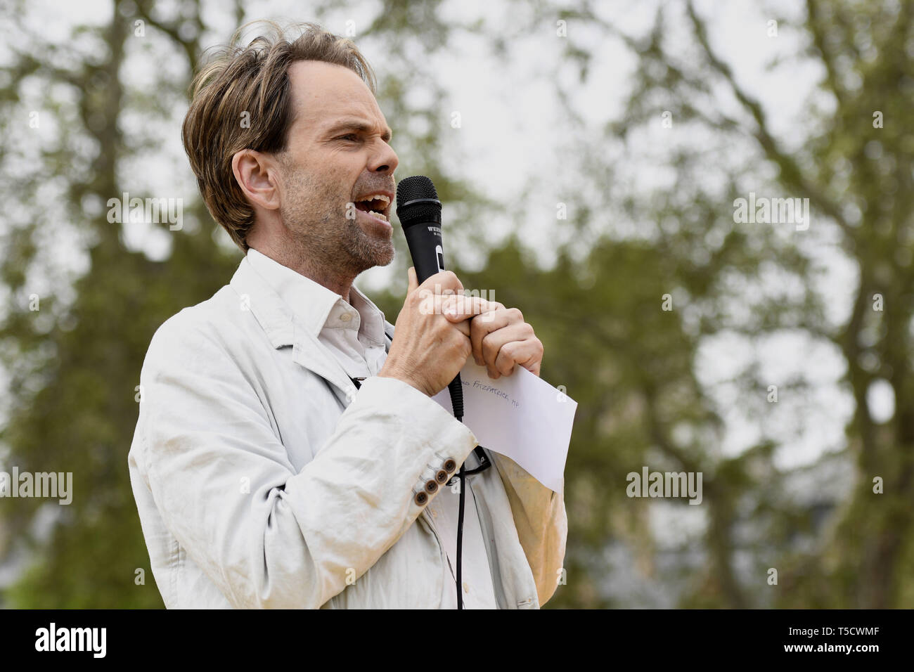 London, Greater London, Regno Unito. 23 apr, 2019. Filosofo e attivista verde Rupert Reed parlando all'estinzione della ribellione marzo a Londra.estinzione della ribellione manifestanti marzo da Marble Arch a Piazza del Parlamento, tentativo di recapitare lettere ai loro parlamentari. Estinzione della ribellione attivisti sono stati autorizzati ad essere in piazza del Parlamento ma non per entrare in Parlamento. Dopo diversi tentativi di consegnare le lettere, gli attivisti hanno raggiunto un accordo con MPs attraverso la polizia. Dieci attivisti sono stati autorizzati a consegnare le lettere in compagnia della baronessa Jenny Jones (verdi). Phil Foto Stock