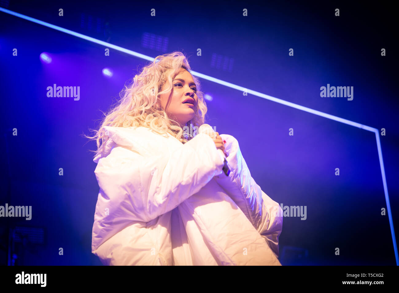 Oslo, Norvegia. 23 apr, 2019. Norvegia, Oslo - Aprile 23, 2019. Il cantante britannico e cantautore Rita Ora esegue un concerto dal vivo a Sentrum scena in Oslo. (Photo credit: Gonzales foto/Alamy Live News Foto Stock