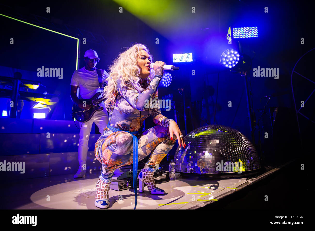 Oslo, Norvegia. 23 apr, 2019. Norvegia, Oslo - Aprile 23, 2019. Il cantante britannico e cantautore Rita Ora esegue un concerto dal vivo a Sentrum scena in Oslo. (Photo credit: Gonzales foto/Alamy Live News Foto Stock