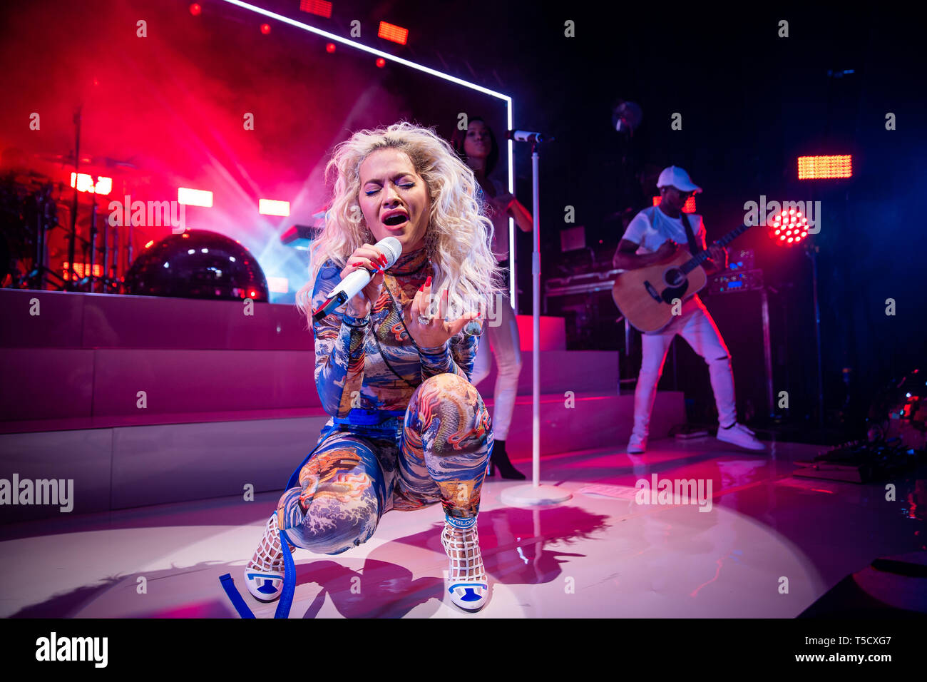 Oslo, Norvegia. 23 apr, 2019. Norvegia, Oslo - Aprile 23, 2019. Il cantante britannico e cantautore Rita Ora esegue un concerto dal vivo a Sentrum scena in Oslo. (Photo credit: Gonzales foto/Alamy Live News Foto Stock