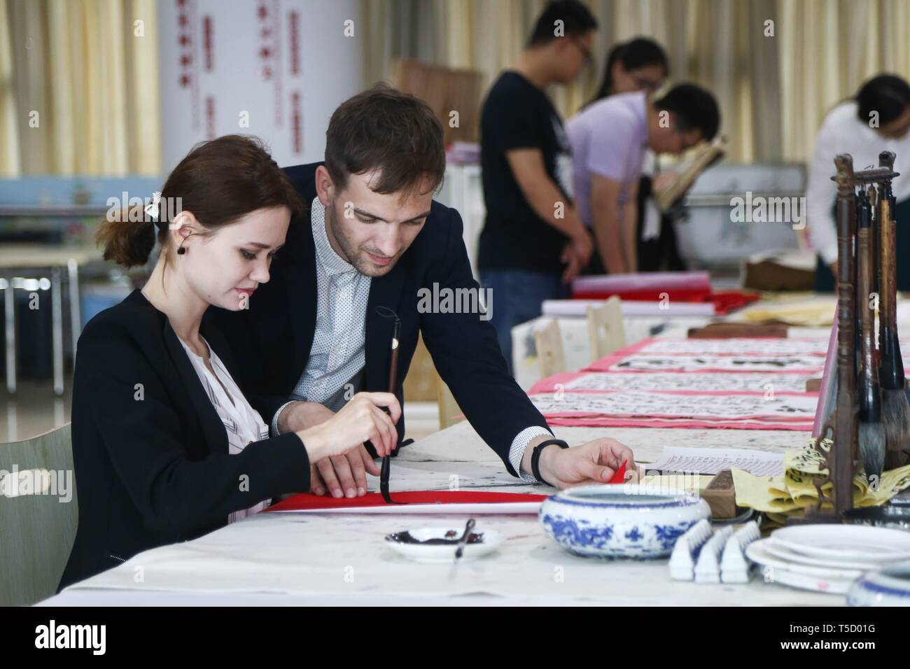 (190424) -- Pechino, 24 aprile 2019 (Xinhua) -- una coppia ucraino pratica la calligrafia cinese a Linyi alto Rete Co., Ltd (Infotop) in Linyi, est della Cina di Provincia di Shandong, 12 maggio 2017. Il giovane è venuto a lavorare in Infotop nel 2014. Per integrare ulteriormente se stessa con la cinghia e strada iniziativa, Linyi-basato Cina Sino-India Internazionale per la scienza e la tecnologia cluster di innovazione è stata impegnata a introdurre di alta levatura talenti provenienti da India, Ucraina, Russia e Repubblica ceca, nonché effettuare ricerche sul cloud computing, big dati, software, robot e industrie del sensore. F Foto Stock