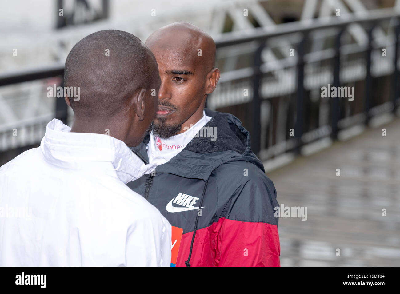 Londra, Regno Unito. 24 apr 2019. Soldi VIRGIN LONDON MARATHON Photocall Eliud Kipchoge dal Kenya è difendere la maratona di Londra campione e un ex 5,000m Campione del Mondo e Sir Mo Farah 2018 Chicago campione di maratona, più giochi olimpici e mondo via campione, (destra) Credito: Ian Davidson/Alamy Live News Foto Stock